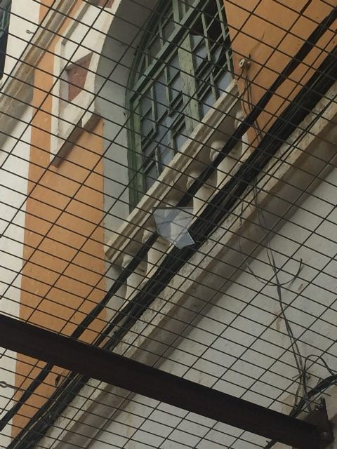 Ahora Murcia alerta de la caída de cascotes y cristales durante las obras en el Cuartel de Artillería, sin estar vallado todo el perímetro de los edificios - 4, Foto 4