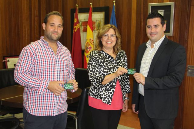 El presidente del CFS Pinatar entrega el carnet de abonado a la alcaldesa y el concejal de Deportes - 1, Foto 1