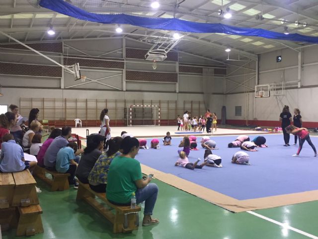 30 jóvenes se inician en la gimnasia rítmica con la jornada de puertas abiertas del Club Rítmica Helionova - 1, Foto 1