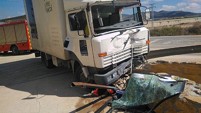 Rescatado y trasladado al hospital el conductor de un camin accidentado en Alhama de Murcia, Foto 1