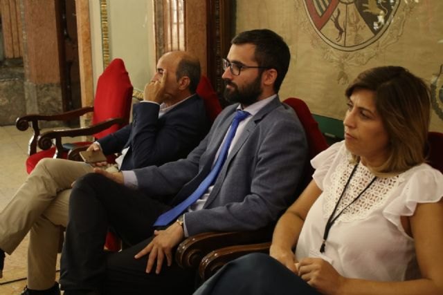 Francisco Lucas: Mientras los vecinos de Murcia limpiaban barro, el alcalde se dedicaba a inaugurar jardines en China - 1, Foto 1