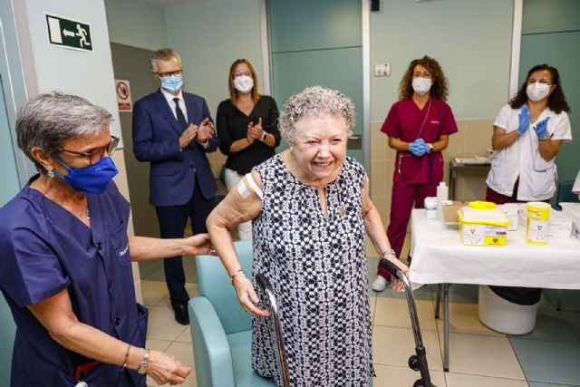 Murcia comienza hoy la administración de la vacuna contra la gripe y la cuarta dosis frente al covid-19 en residencias - 1, Foto 1