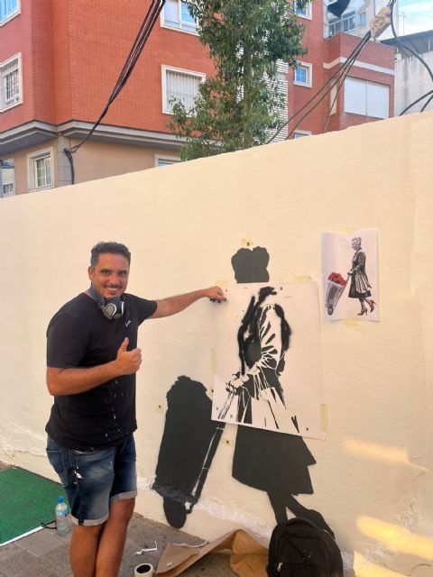 El artista urbano Alberto León pinta un mural en Alcantarilla para apoyar al comercio local - 1, Foto 1