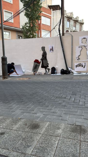 El artista urbano Alberto León pinta un mural en Alcantarilla para apoyar al comercio local - 2, Foto 2