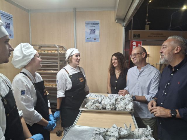 Alumnos de la Escuela de Hostelería y Turismo de Murcia ´La Flota´ participan con un stand en la XVIII Feria del Vino y la Gastronomía ´SanVino´ de Santomera - 2, Foto 2