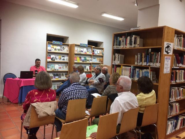 La Biblioteca Municipal Mateo García acoge una magnífica ponencia sobre poesía carcelaria, Foto 1