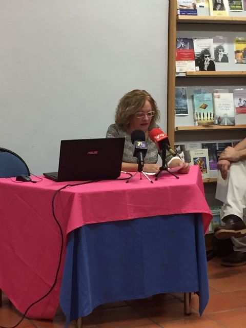 La Biblioteca Municipal Mateo García acoge una magnífica ponencia sobre poesía carcelaria, Foto 3