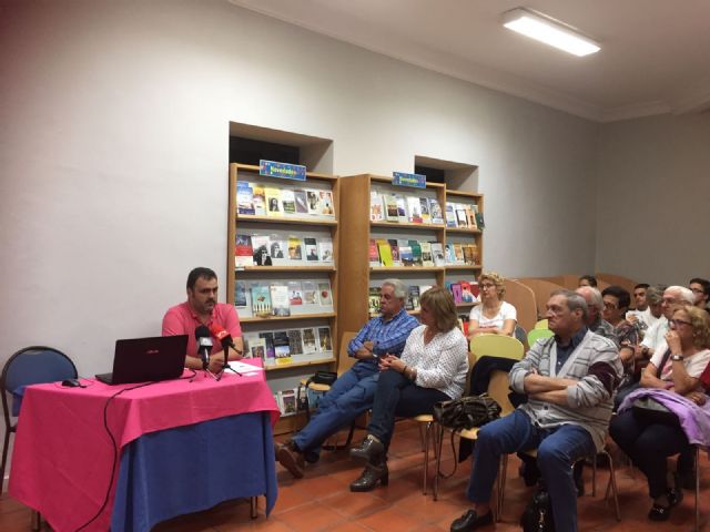 La Biblioteca Municipal Mateo García acoge una magnífica ponencia sobre poesía carcelaria, Foto 5