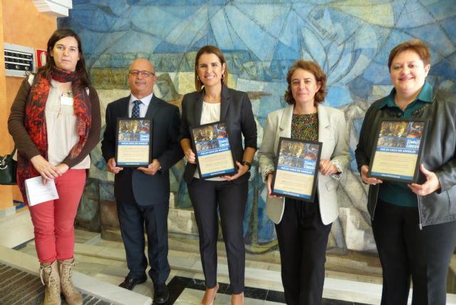Entrega diplomas Asamblea de Murcia. De izquierda, a derecha: Myriam Garrido, representante de Infocircos, Luis Francisco Fernández (Grupo Parlamentario Ciudadanos) Mónica Meroño (Grupo Parlamentario Popular), María López (Grupo Parlamentario Podemos) y Yolanda Fernández (Grupo Parlamentario Socialista)., Foto 1