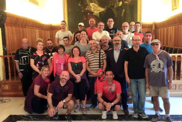 Un grupo de internos y funcionarios del Centro Penitenciario de Campos del Río peregrina a Caravaca - 1, Foto 1