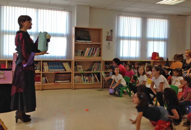 Los 'peques' torreños disfrutan por Halloween de un cuentacuentos y de un taller de manualidades - 1, Foto 1