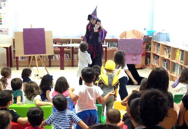 Los 'peques' torreños disfrutan por Halloween de un cuentacuentos y de un taller de manualidades - 2, Foto 2