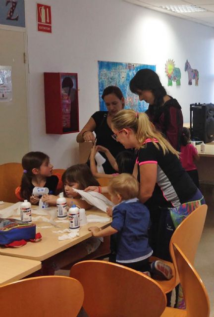 Los 'peques' torreños disfrutan por Halloween de un cuentacuentos y de un taller de manualidades - 4, Foto 4