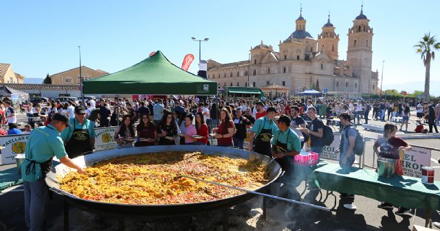 Mil raciones de paella en la bienvenida de la UCAM - 2, Foto 2