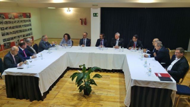 El transporte por carretera lleva a Europa 1,66 millones de toneladas de productos de la Región en el primer semestre del año - 1, Foto 1