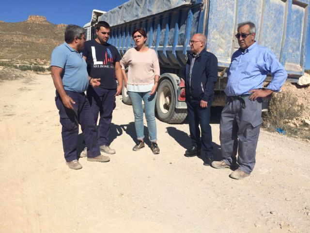El Ayuntamiento limpia los vertederos incontrolados del camino de La Perlita y el Barranco de Villena - 1, Foto 1