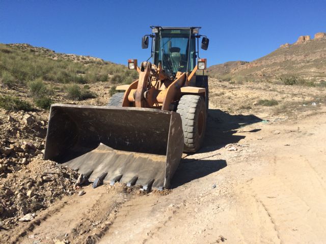 El Ayuntamiento limpia los vertederos incontrolados del camino de La Perlita y el Barranco de Villena - 2, Foto 2