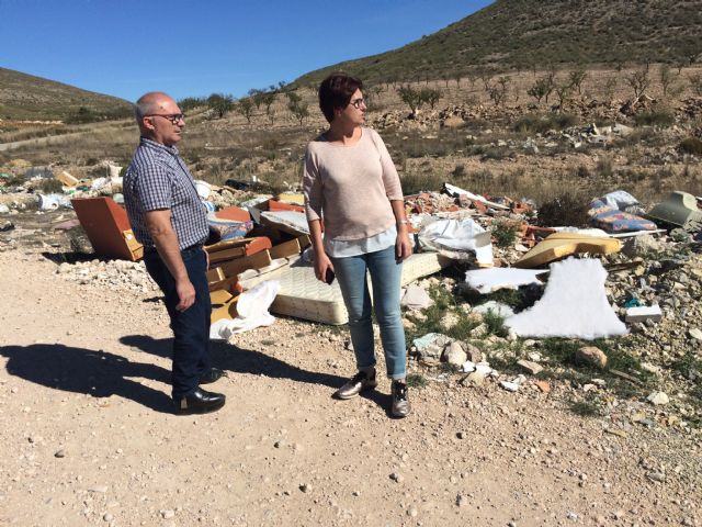 El Ayuntamiento limpia los vertederos incontrolados del camino de La Perlita y el Barranco de Villena - 3, Foto 3