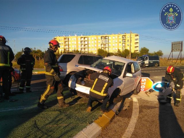 Dos heridos leves en un accidente de tráfico a la altura de la Urbanización Buenos Aires - 1, Foto 1