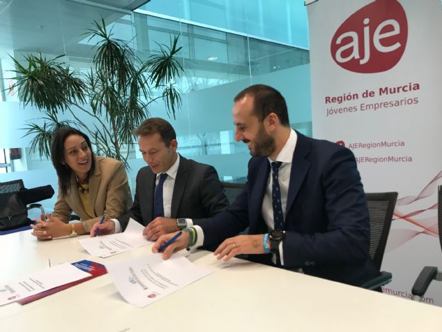 El Ayuntamiento de Torre Pacheco y la Asociación de jóvenes Empresarios de la Región de Murcia (AJE) firman un convenio de colaboración - 1, Foto 1