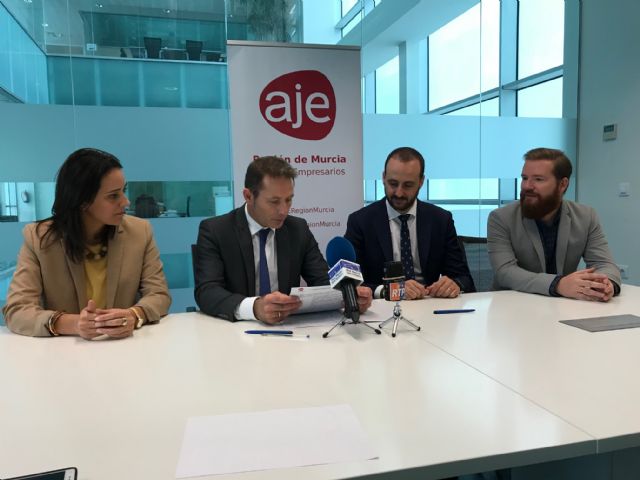 El Ayuntamiento de Torre Pacheco y la Asociación de jóvenes Empresarios de la Región de Murcia (AJE) firman un convenio de colaboración - 3, Foto 3