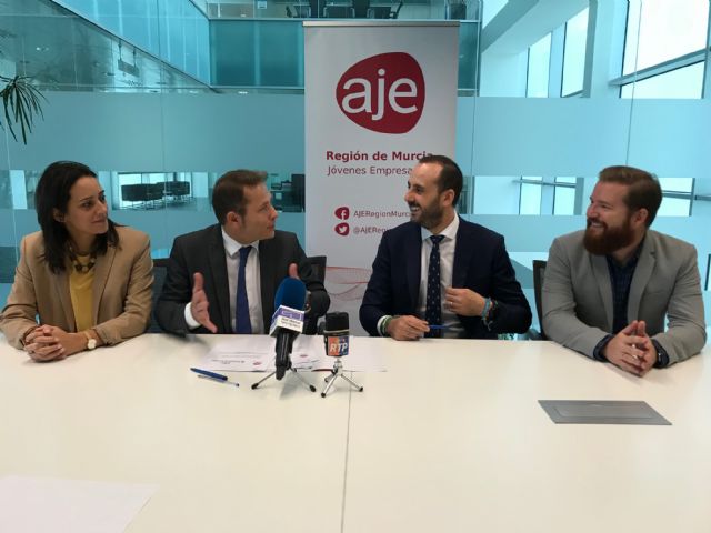 El Ayuntamiento de Torre Pacheco y la Asociación de jóvenes Empresarios de la Región de Murcia (AJE) firman un convenio de colaboración - 4, Foto 4