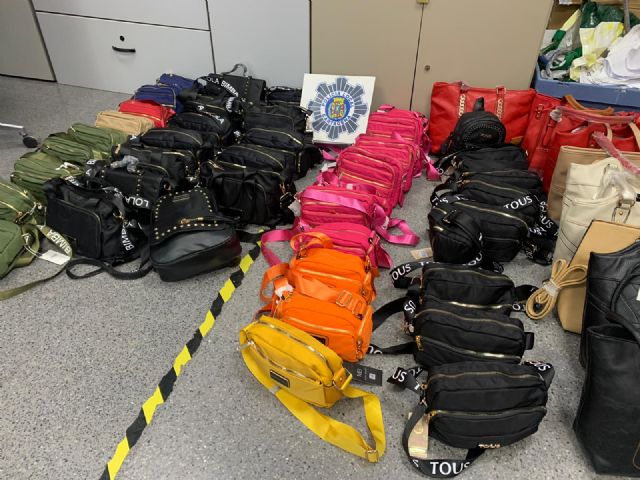 Policía Local de Cartagena decomisa 52 bolsos falsificados - 1, Foto 1