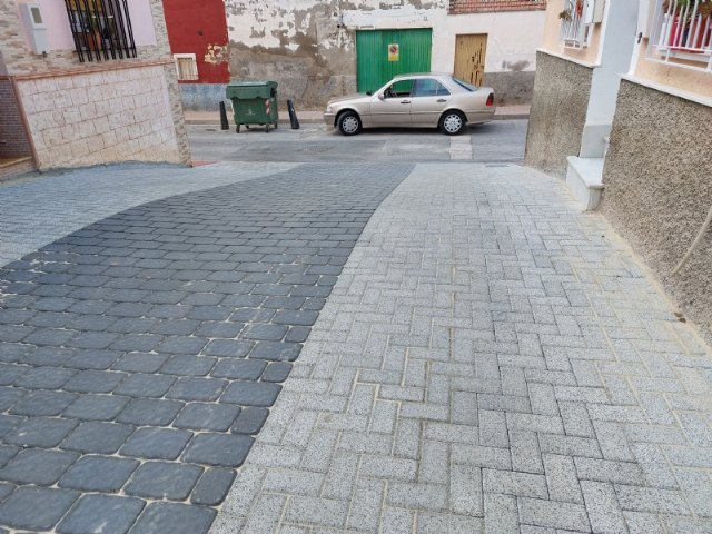 Finalizan las obras de renovación de servicios y adoquinado mediante plataforma única en la calle Romualdo López Cánovas, Foto 3