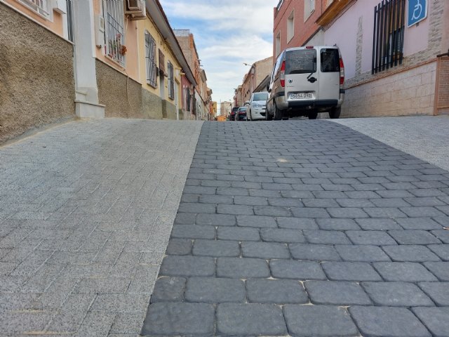Finalizan las obras de renovación de servicios y adoquinado mediante plataforma única en la calle Romualdo López Cánovas, Foto 4