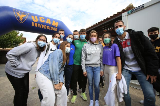 Mireia Belmonte, con otros estudiantes de la UCAM, durante la Bienvenida Universitaria, Foto 1