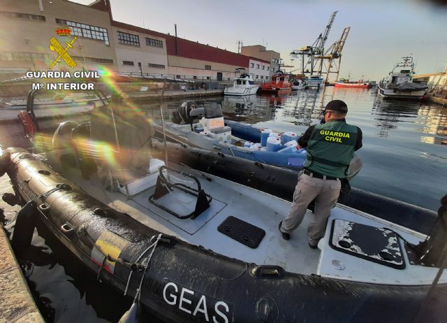 La Guardia Civil intercepta una lancha con 700 litros de combustible a bordo - 1, Foto 1
