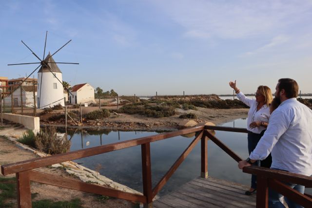 El Ayuntamiento renueva la imagen de los molinos salineros Quintín y La Calcetera - 1, Foto 1