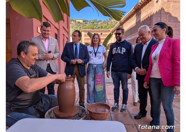 La consejera Rubira asiste a la Feria Rueda de Totana, Foto 1