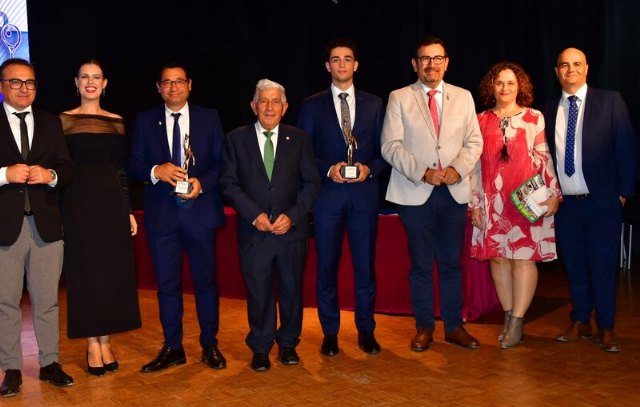 El karateca Ángel Turpin Abellán recibió de manos del alcalde de Cieza el galardón dentro de los 43º Premios al Deporte Murciano 2025 - 1, Foto 1