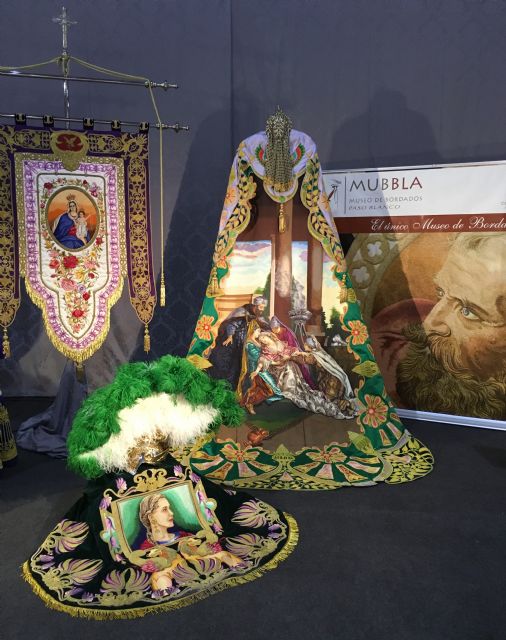 El Paso Blanco participa en la feria “Capricho Cofrade” de Granada - 1, Foto 1