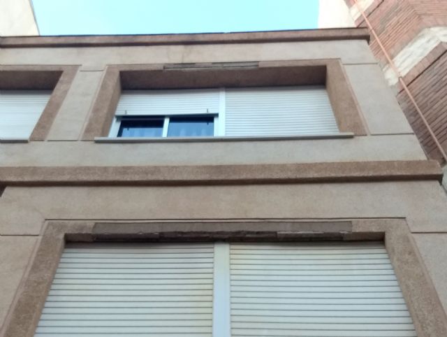IU denuncia un nuevo desprendimiento de fachada que pone en peligro la seguridad de los peatones - 2, Foto 2