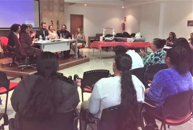 Las mujeres gitanas pinatarenses hablan sobre su futuro en una café tertulia - 1, Foto 1