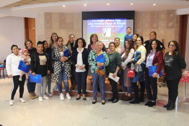 Las mujeres gitanas pinatarenses hablan sobre su futuro en una café tertulia - 2, Foto 2