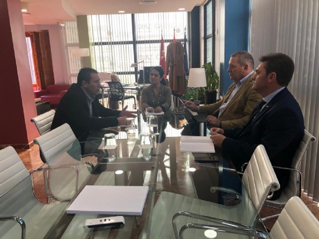 El Alcalde mantiene una reunión con la Consejera de Transparencia, Participación y Administración Pública del Gobierno Regional - 1, Foto 1