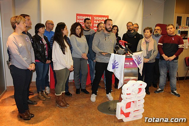 JST y el PSOE de Totana leyeron un manifiesto con motivo del Día Internacional de la Eliminación de la Violencia contra la Mujer, Foto 3