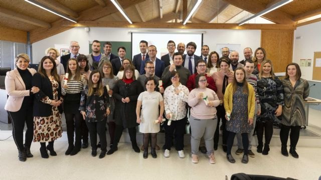 López Miras reconoce el esfuerzo y la superación de la primera promoción de graduados en FP con discapacidad intelectual - 2, Foto 2