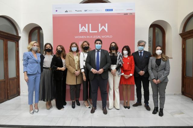 López Miras destaca que la primera Asociación de Mujeres Juristas servirá como apoyo y espejo para muchas jóvenes - 1, Foto 1