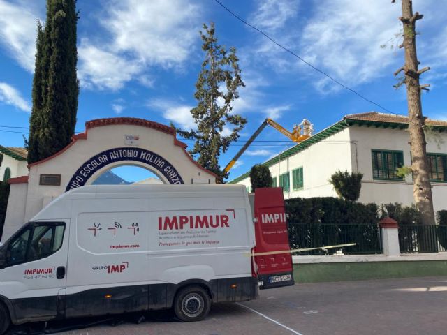 El Ayuntamiento de Blanca lleva a cabo un sellado de urgencia de las cubiertas del CEIP Antonio Molina debido a su mal estado - 2, Foto 2