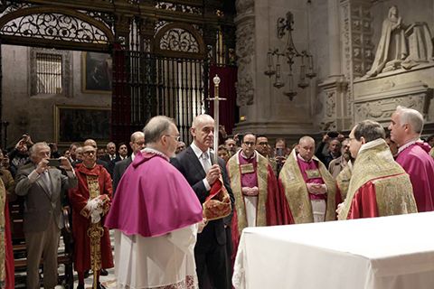 El alcalde de Sevilla agarra por primera vez la espada de San Fernando, en la procesión de la reliquia de San Clemente - 4, Foto 4
