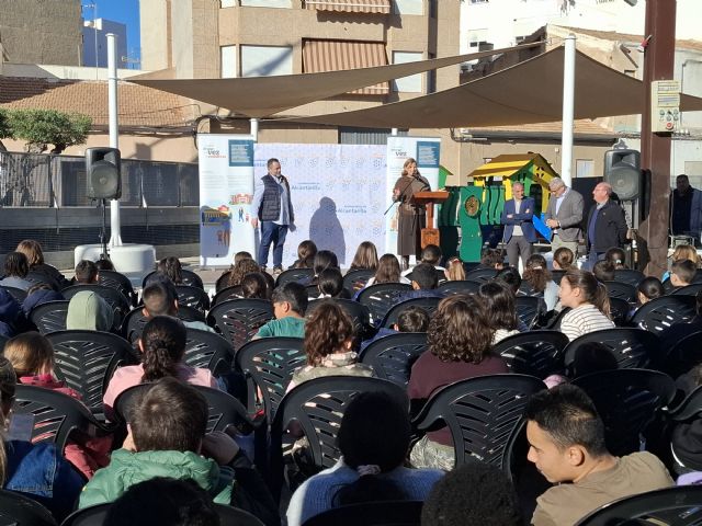 225 alumnos de tres centros educativos del municipio participan en el Día del Comercio Local en Alcantarilla - 1, Foto 1