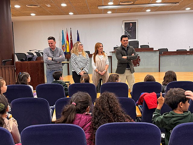 El alcalde recibe a los alumnos de 2º de Primaria de El Recuerdo, en el salón de plenos del Ayuntamiento - 1, Foto 1