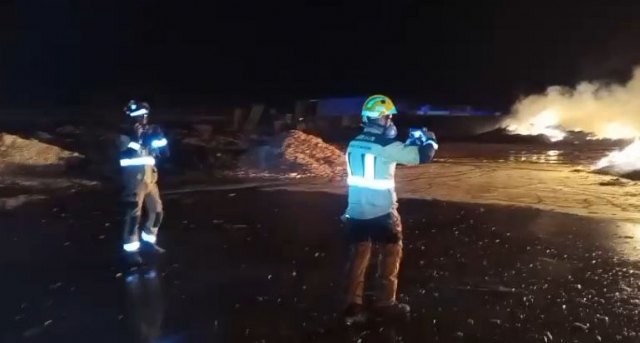 Bomberos y brigadas forestales han apagado un incendio en una planta de compostaje de residuos que se ha propagado el monte en Calasparra - 1, Foto 1