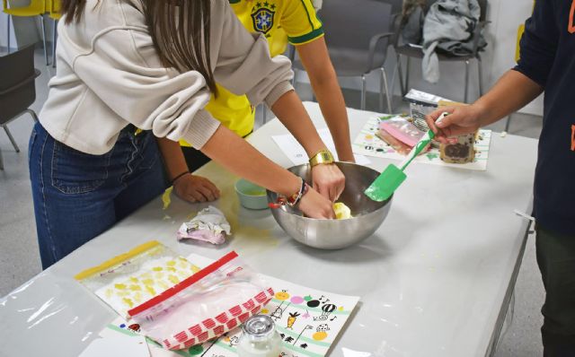 Los adolescentes torreños se lo pasan en grande con un divertido taller gratuito de 'cookies' - 2, Foto 2
