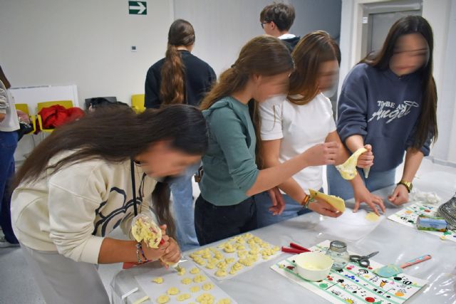 Los adolescentes torreños se lo pasan en grande con un divertido taller gratuito de 'cookies' - 3, Foto 3