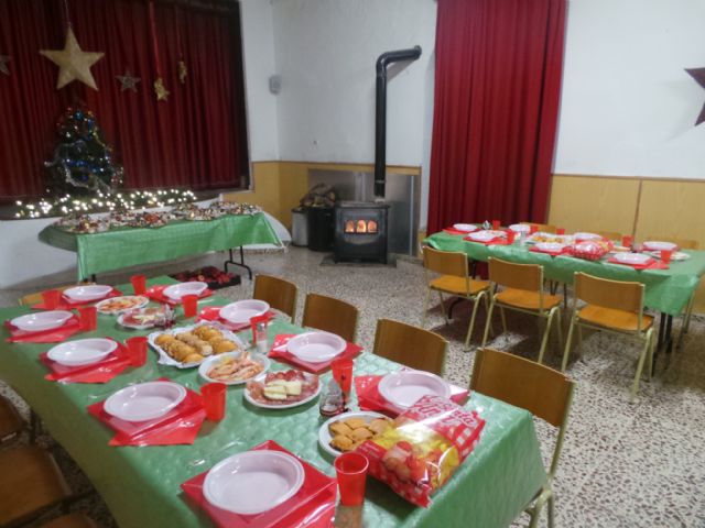 Cerca de 150 personas participaron en la cena de noche buena organizada por Cáritas Tres Avemarías, Foto 5